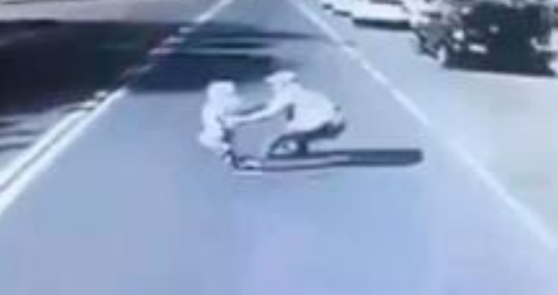 Un hombre murió luego de que se lanzó a rescatar a su hijo cuando corrió hacia una carretera