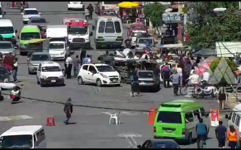 Vuelca unidad de transporte público en calles de Ecatepec