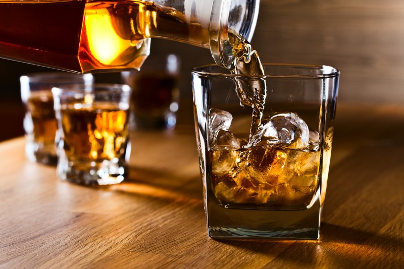 DESARROLLAN CÁPSULAS DE WHISKY PARA CONSUMIRLO SIN NECESITAR DE UN VASO