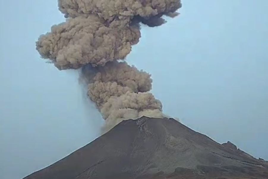 Cae ceniza del Popocatépetl en el municipio de Ecatzingo, Estado de México