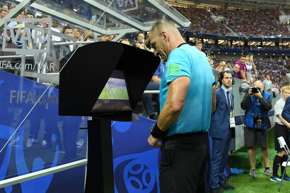 VAR: Fútbol de Israel y la insólita imagen que irrumpió en el juego