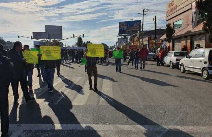 Bloquean vialidades de la López Portillo y la línea 2 del Mexibús para pedir la apertura de antro ilegal