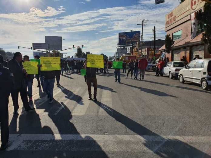 Bloquean vialidades de la López Portillo y la línea 2 del Mexibús para pedir la apertura de antro ilegal