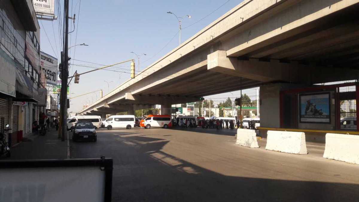 TRANSPORTISTAS CERRARON VIALIDADES DE LA LOPEZ PORTILLO TRAS EJECUCIÓN DE CHÓFER