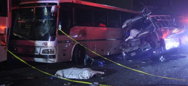 13, el numero total de muertos en accidente entre 3 autobuses de pasajeros ayer