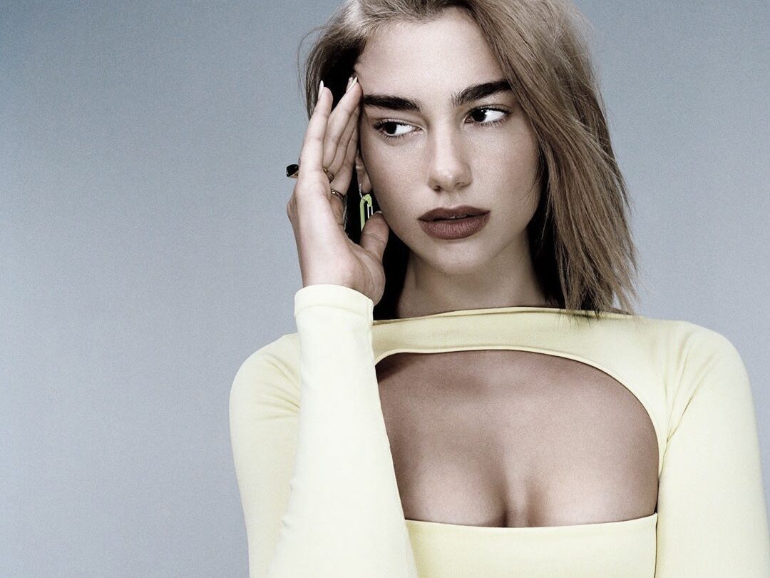 DUA LIPA SE PELEA CON EL SOSTEN Y LLAMA LA ATENCIÓN CON FOTO SIN EL |
