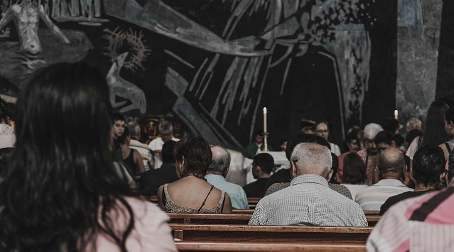 Demandan a Sacerdote por homilía que pronunció en funeral de un joven suicida