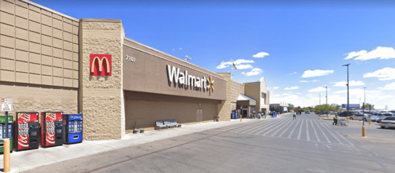 Reabre el Walmart de la masacre en Texas entre lagrimas y recuerdos