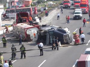 VIDEO | Conductor voltea pipa y su padre muere en Edomex