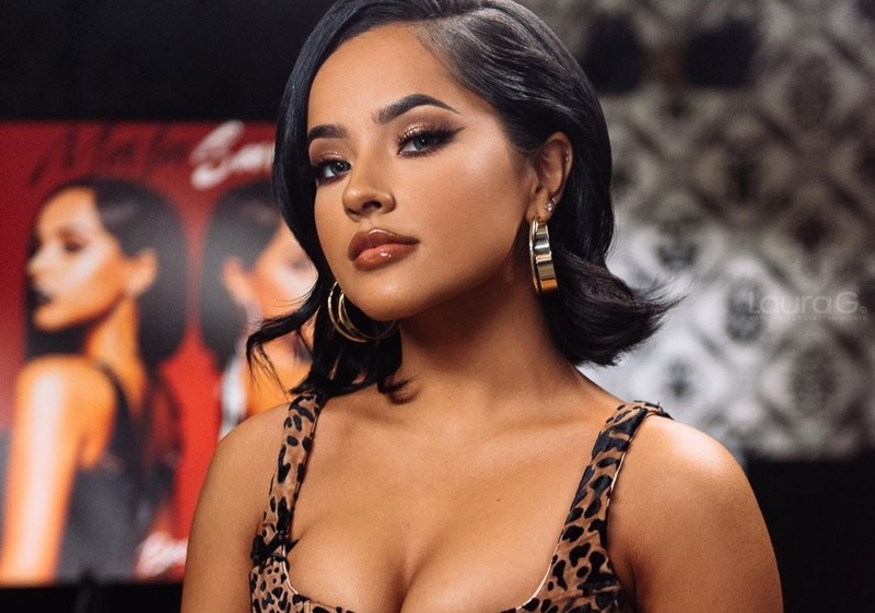 Becky G en paños menores al posar como una ‘la mala santa’