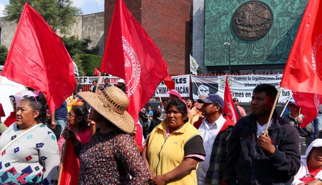 Campesinos se enfrentan afuera de la cámara de diputados