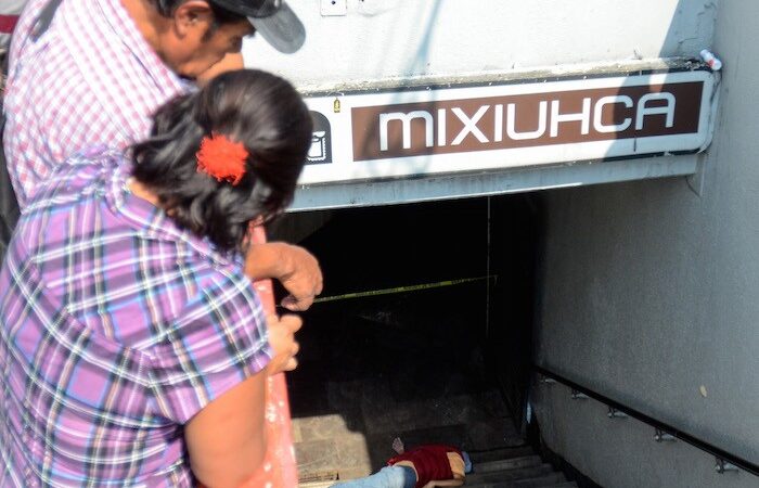 Un hombre murio en las escaleras del metro estación Mixhuca, no se sabe mas