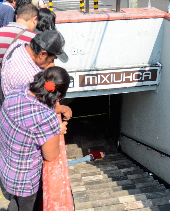 Un hombre murio en las escaleras del metro estación Mixhuca, no se sabe mas