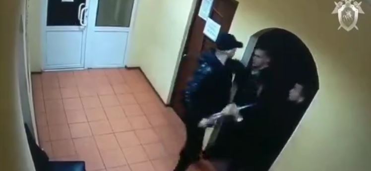 VIDEO | Borracho casi le vuela la cabeza de un escopetazo a guardia