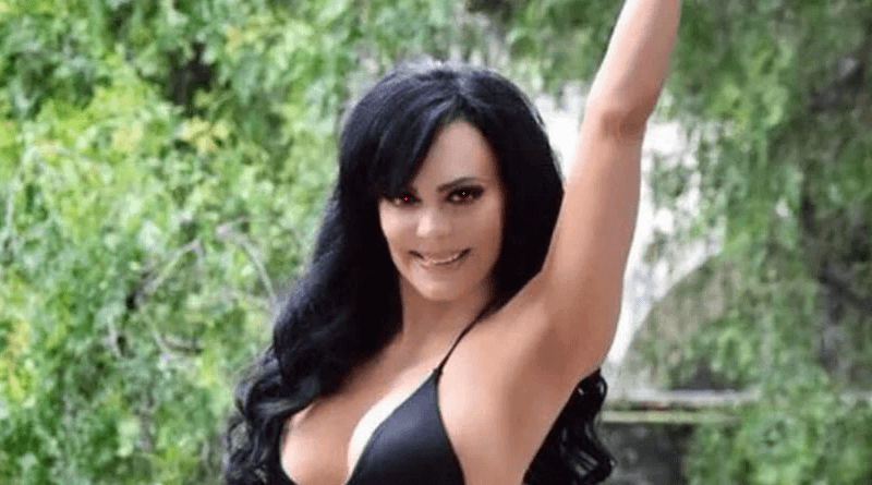 Maribel Guardia se ‘disfraza’ de vampiresa con sexy bikini por Halloween