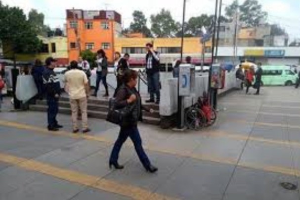 Joven es secuestrada al salir de Metro Normal y la abandonan en Ecatepec