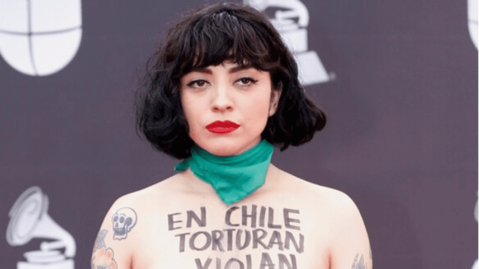 Decepciona busto de Mon Laferte, pero manda mensaje al mundo con el