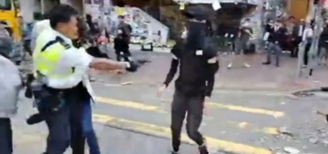 VÍDEO | Policía de Hong Kong le dispara a un manifestante