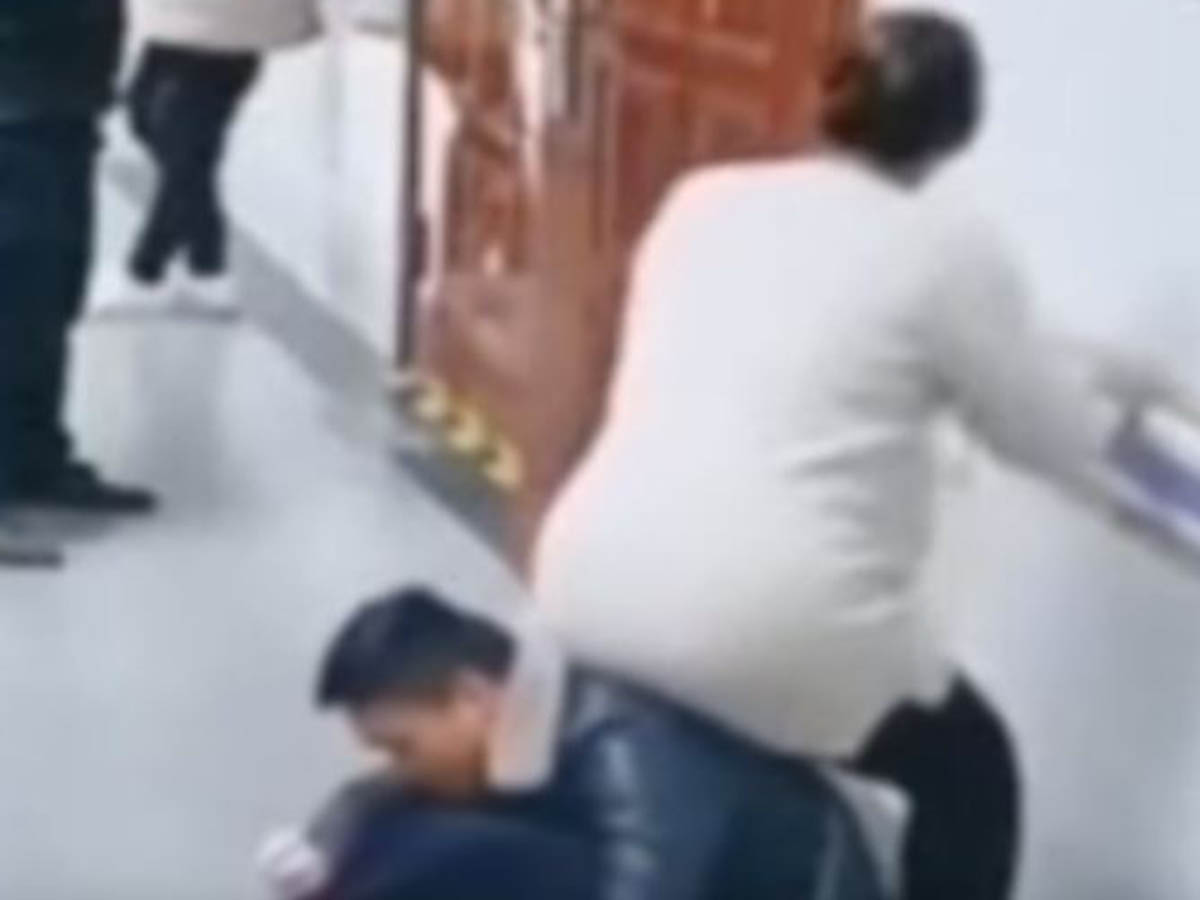 VIDEO | Se sienta en la espalda de su esposo porque nadie le ofrecía una silla