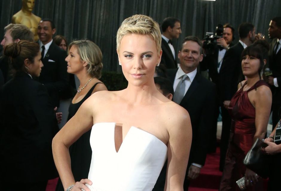 Charlize Theron da detalles de como su madre mató a su papá