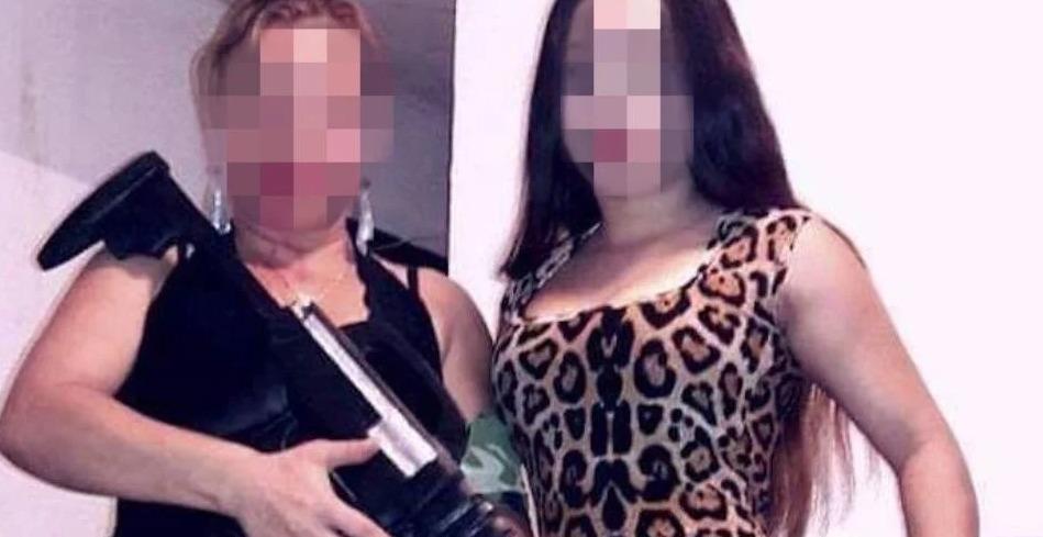 Sicarios matan a madre e hija por fotos virales con armas falsas