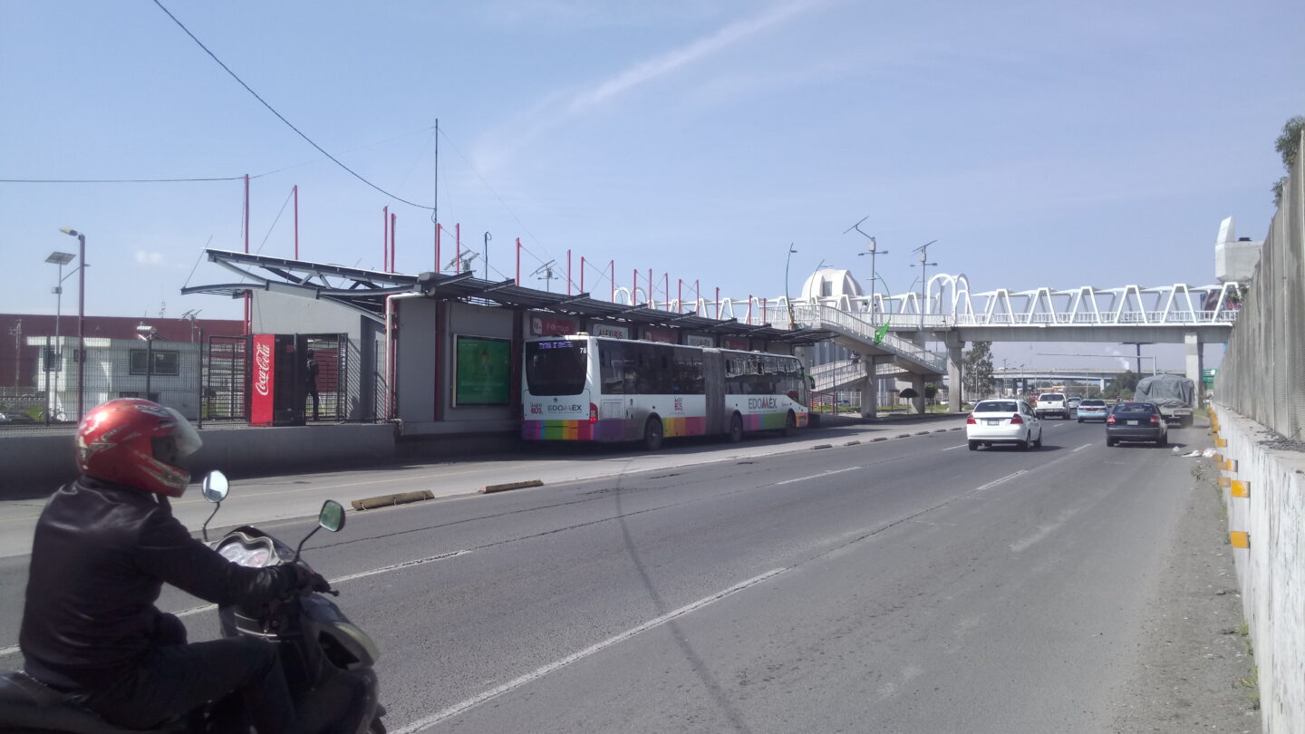 Muere motociclista al ser arrollado por vehículo particular sobre el carril confinado del Mexibus |