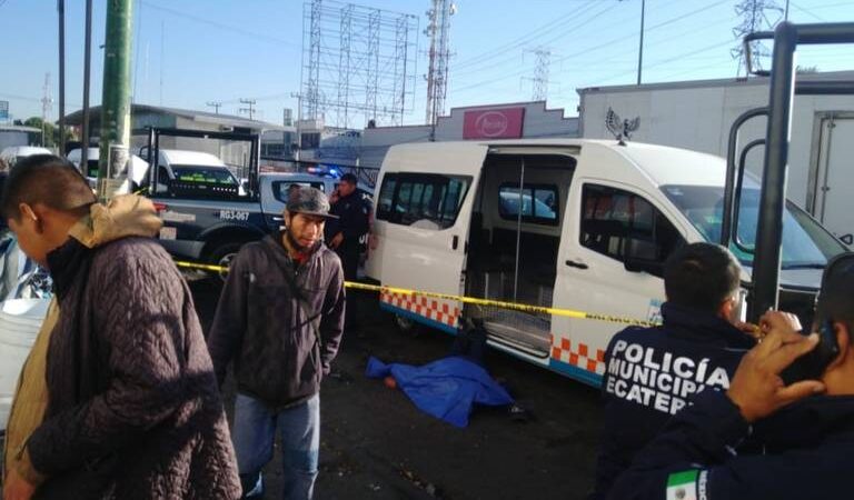 Pasajero baja del transporte y muere por un infarto fulminante en Ecatepec