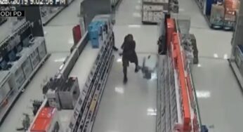 VIDEO | Viejo drogadicto noquea brutalmente a niños en un supermercado