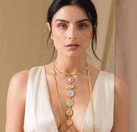 Aislinn Derbez casi desnuda, solo se queda con un cortito short bajo el sol