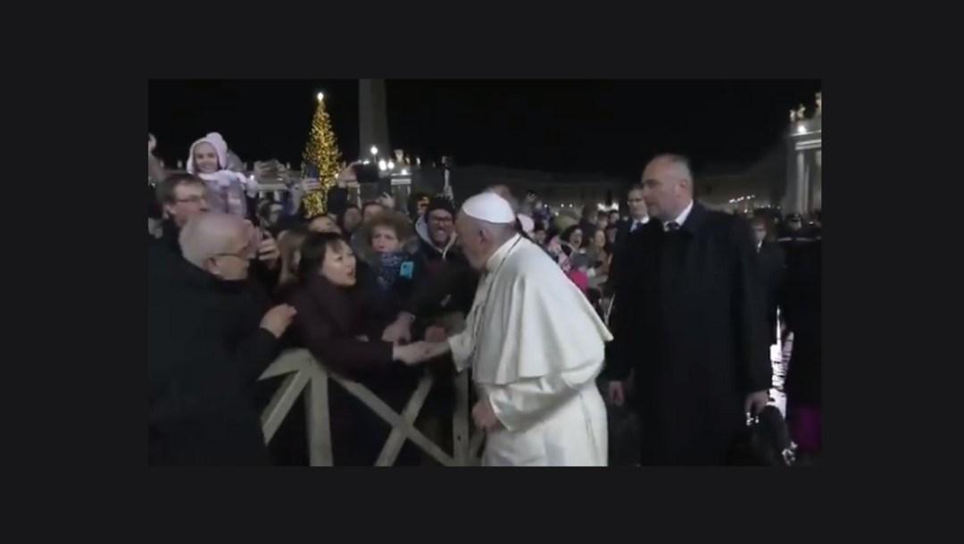 Video | El papa reprende a una mujer que le agarró bruscamente del brazo