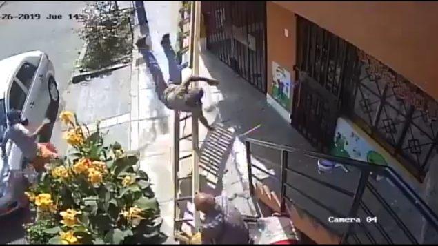 VIDEO | Trabajador es agredido por un hombre en silla de ruedas