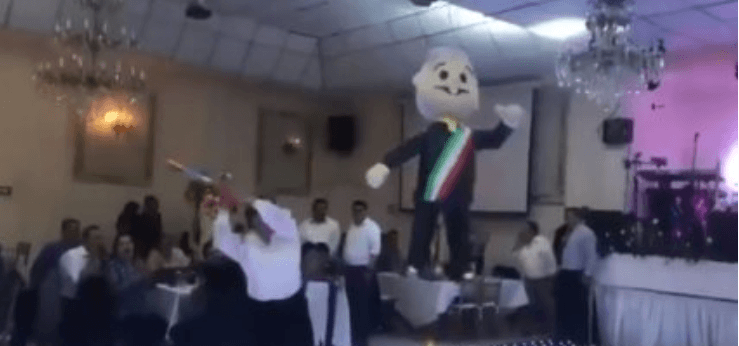 PRD rompe piñata con cuerpo de AMLO en su posada