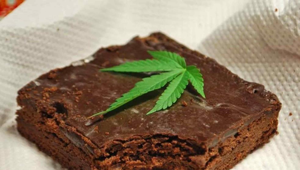 Alto a estudiante emprendedor; Expulsan alumno que vendía “brownies con marihuana” en Puebla