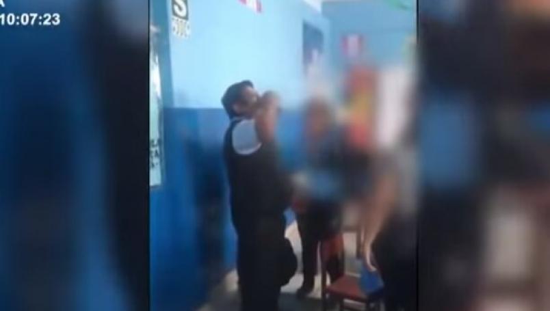 VÍDEO | Profesor es captado tomando alcohol con sus alumnos en el salón de clases