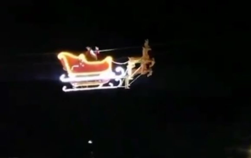 VÍDEO | Santa Claus sobrevuela Apizaco, Tlaxcala, y ¡se estrella!