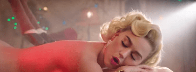 Katy Perry encienden su primer video navideño en topless
