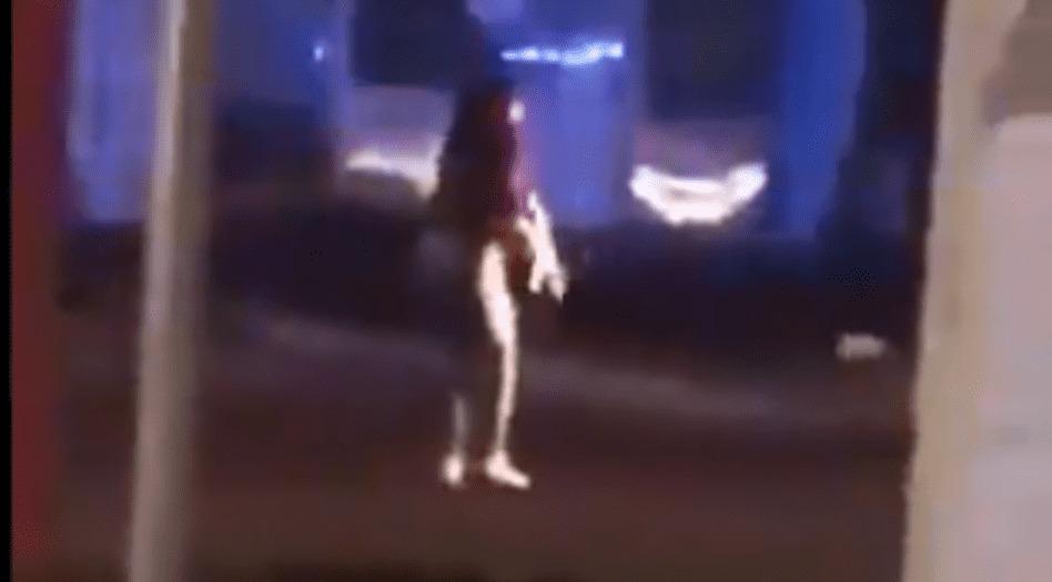 VÍDEO | Mujer roba fusil a la policía y dispara contra la gente en Aguascalientes