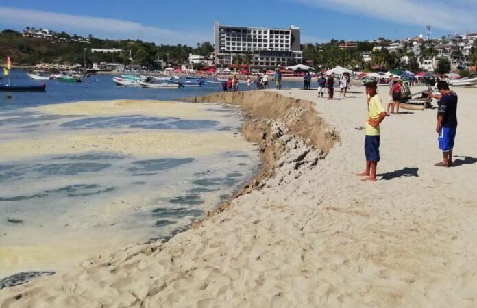 VÍDEO | Reportan hundimiento de arena en Puerto Escondido, Oaxaca