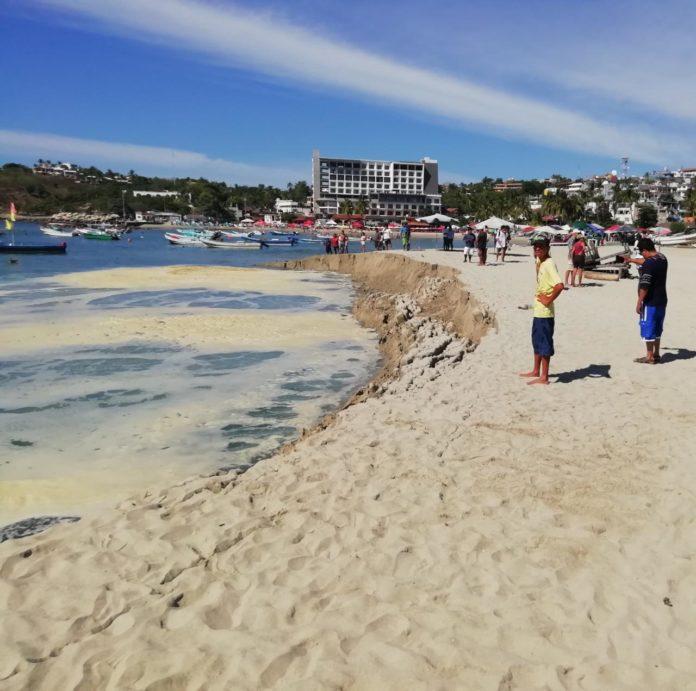 VÍDEO | Reportan hundimiento de arena en Puerto Escondido, Oaxaca