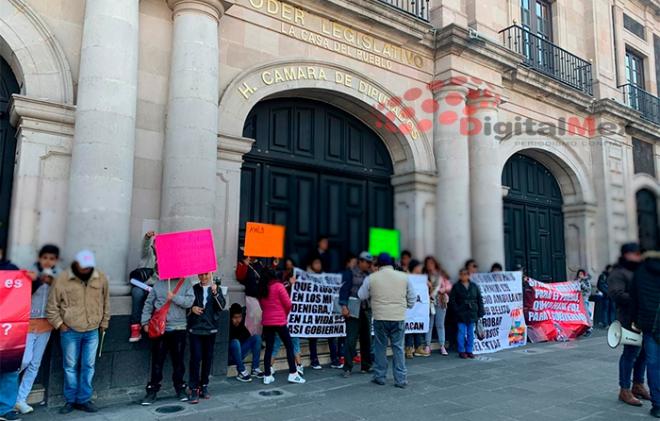 Ambulantes de Tecamac bloquean entrada de la Cámara de Diputados