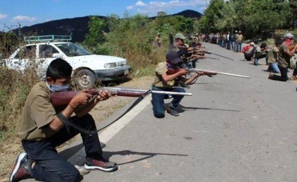 Niños son capacitados en el uso de armas ante la violencia en Guerrero