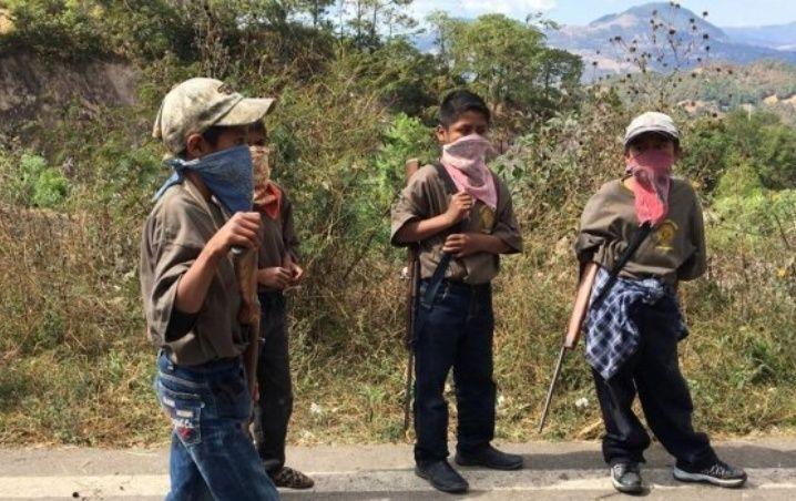 Niños son capacitados en el uso de armas ante la violencia en Guerrero