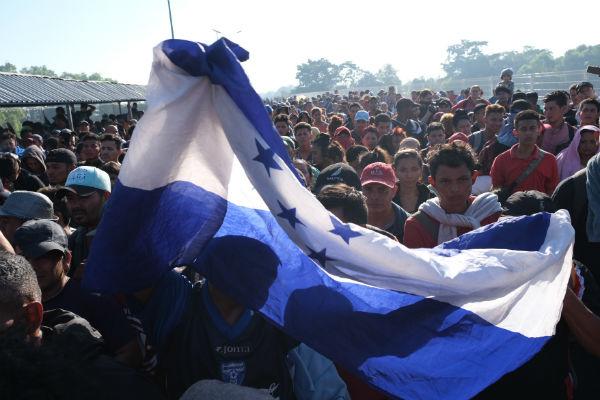 VÍDEO | La Guardia Nacional impide el paso a caravana migrante en puente fronterizo