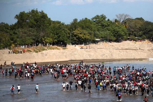 Migrantes cruzan río Suchiate hacia México tras la negativa del Gobierno