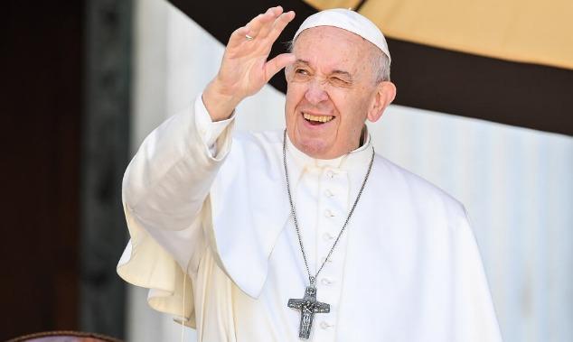 Papa Francisco saluda a una monja, “¡No me muerdas!”, dice el
