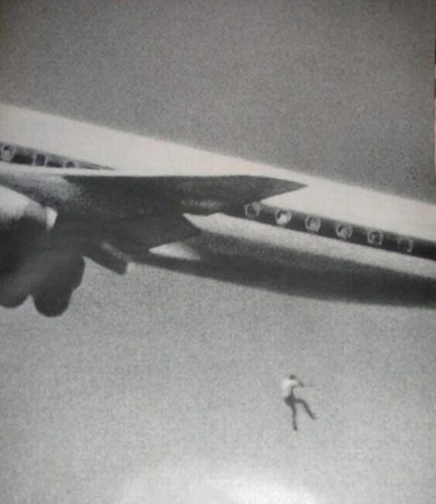 La historia detrás de la famosa foto de 1970 de un chico cayendo de un avión