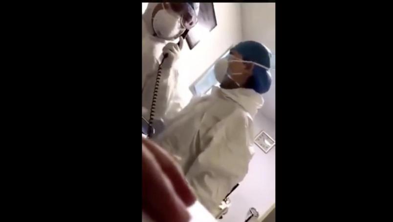 VIDEO | Médico chino llora de frustración por exceso de enfermos dentro de su hospital