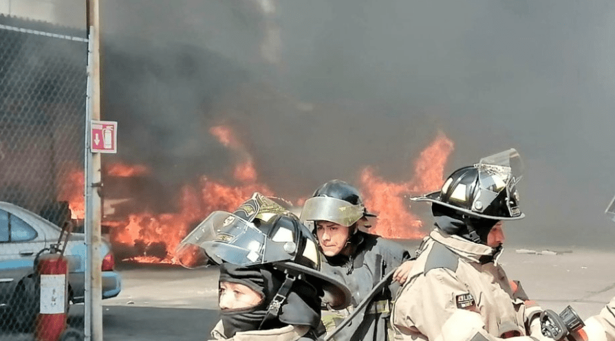 800 evacuados en Ecatepec por explosión de bodega de tanques de gas