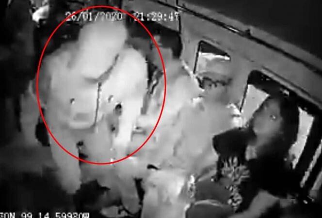 ‘Dame el celular chido’, exige asaltante de combi en Naucalpan