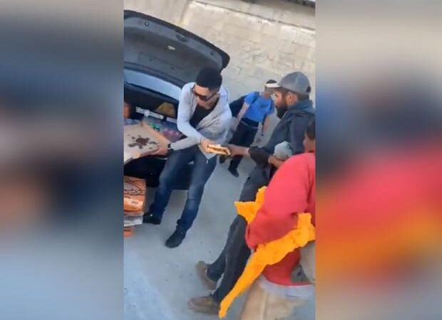 VÍDEO | Joven regala pizza a los mas necesitados y no era un Youtuber